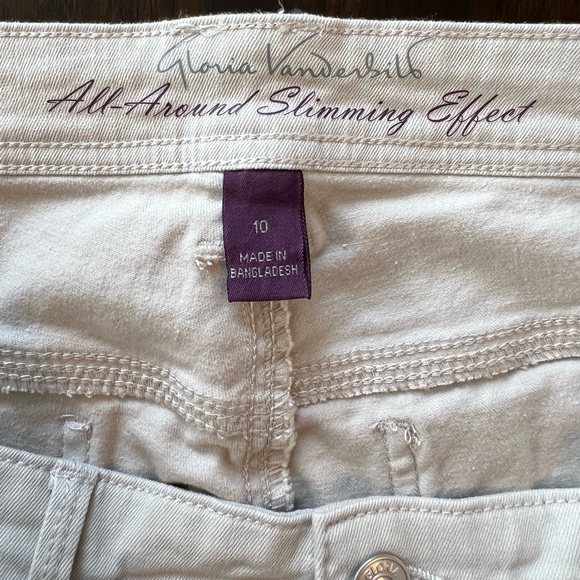 Gloria Vanderbilt All-Around Slimming Effect Beige Denim Capris - Picture 2 of 15